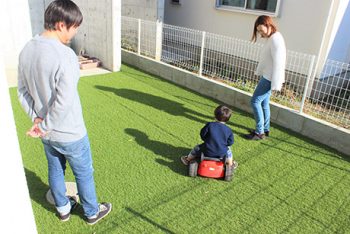 人工芝でバーベキューは出来るのかしら 横浜 川崎のエクステリア 工事なら新建エクスプランニング