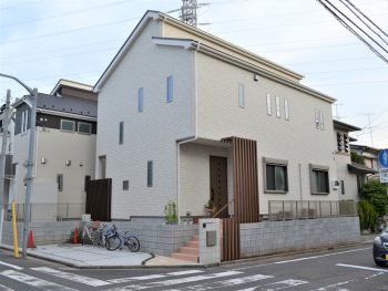 町田市｜ストライプの目隠しでモダンなエクステリアに｜N様邸